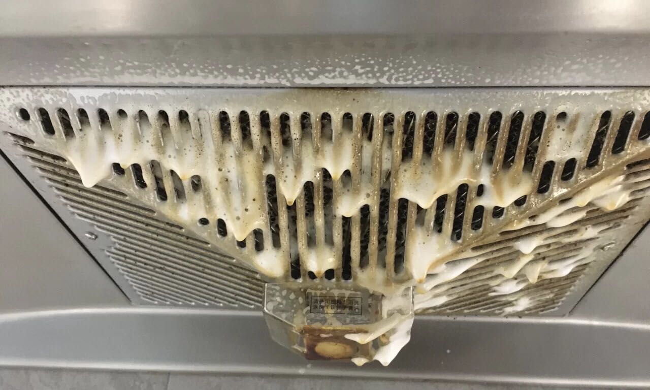 油煙機不清洗導(dǎo)致機能下降，很容易人體吸入過量的油煙物質(zhì)，從而引起肺癌。
